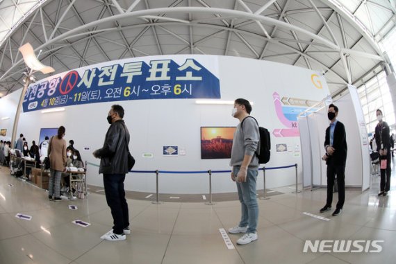[인천공항=뉴시스] 고범준 기자 = 제21대 국회의원선거(4·15 총선) 사전투표가 실시된 10일 오전 인천국제공항 제1터미널 출국장에 설치된 사전투표소에서 유권자들이 1m 거리를 두고 투표를 하기 위해 줄지어 서 있다. 2020.04.10. bjko@newsis.com