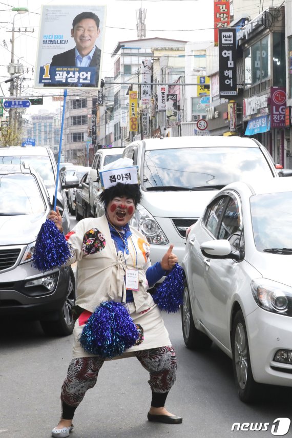 각설이 분장에 랩, 라면 먹방까지...新선거운동 등장