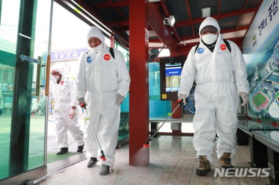 예천군 군계자들이 읍사무소 주변을 방역소독하고 있다. 사진=뉴시스