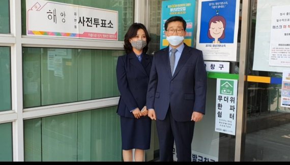 전해철 더불어민주당 후보(안산시 상록갑)가 10일 아내와 함께 사전투표에 참여한 뒤 기념사진을 촬영하고 있다./사진=전해철 후보 페이스북