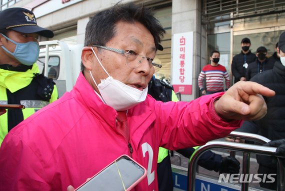 막말 논란의 경기 부천시병 차명진 후보가 10일 오전 서울 영등포 미래통합당 당사에서 열리는 윤리위원회에 참석하기 위해 당사에 들어서며 기자들의 질문에 답하고 있다. 뉴시스