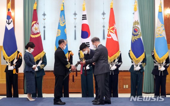 부석종 해군참모총장 취임...'신뢰받는 해군' 거듭 강조