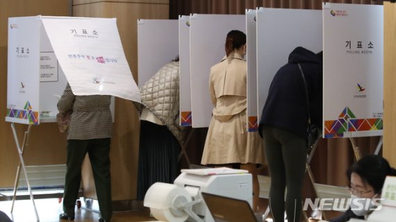 [서울=뉴시스] 조수정 기자 = 제21대 국회의원선거 사전투표일인 10일 오전 서울 여의동주민센터 사전투표소에서 유권자들이 투표하고 있다. 2020.04.10. chocrystal@newsis.com