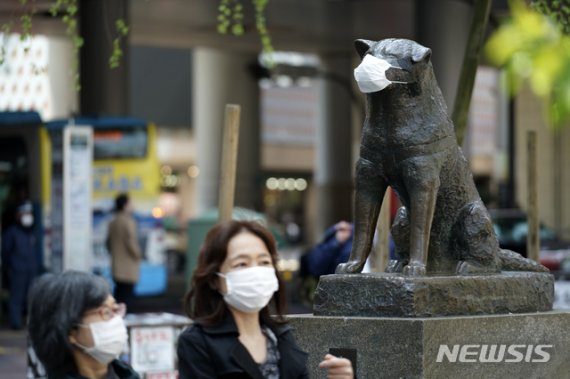 지난 8일 일본 도쿄 시부야 역 근처 '하치코' 동상이 마스크를 쓰고 있다. 일본 정부는 전날 신종 코로나바이러스 감염증(코로나19) 감염자가 급증하자 도쿄 등 7개 지역에 긴급사태 선언을 발령했다./뉴시스