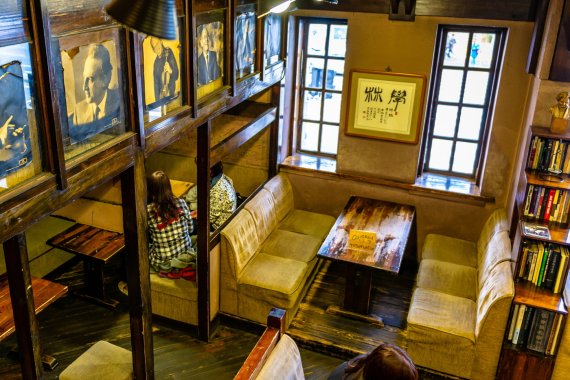 도민준이 앉아서 커피를 마시던 자리