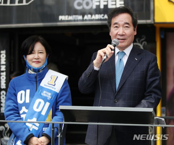 이낙연 더불어민주당 공동상임선대위원장이 11일 서울 동작구 중앙대병원 앞에서 서울 동작을 이수진 후보 지원유세를 하고 있다.