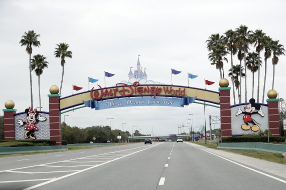 FILE - In this Monday, March 16, 2020, file photo, the road to the entrance of Walt Disney World has few cars, in Lake Buena Vista, Fla. (AP Photo/John Raoux, File) /뉴시스/AP /사진=