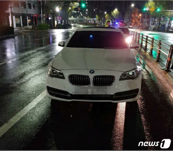 도로한복판서 멈춰있는 BMW, 경찰 출동해보니 차안에서 여성이..