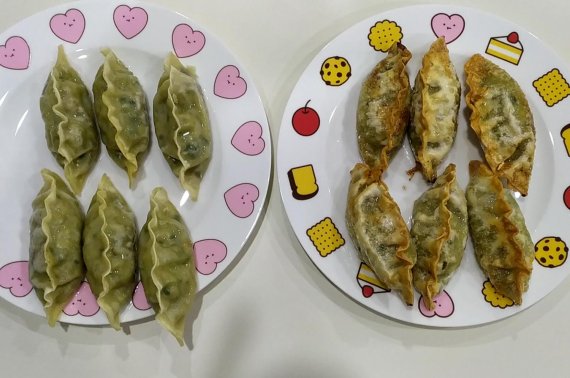 SK매직 광파오븐 레인지 에어프라이어 모드로 조리한 만두(왼쪽)와 원더스리빙 에어프라이어로 요리한 만두(오른쪽)