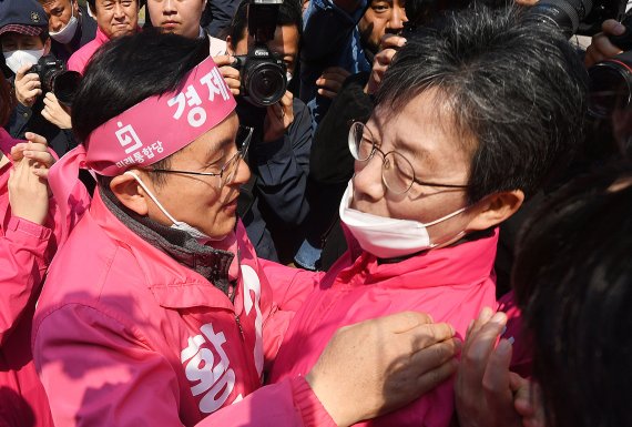황교안 미래통합당 종로구 후보(왼쪽)와 유승민 의원이 12일 서울 청계광장에서 열린 4.15 총선 대국민 호소 집중 유세에서 포옹하고 있다. 사진=김범석 기자
