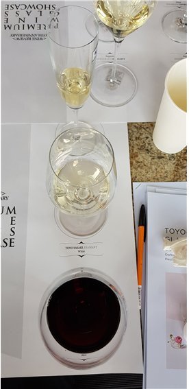 토요-사사키 디아망 시리즈 와인잔에 와인이 담긴 모습.