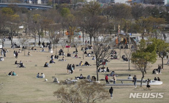 신종 코로나바이러스 감염증(코로나19) 확산 방지를 위해 정부 주도로 보다 강력한 사회적 거리두기 정책이 시행되고 있는 12일 오후 서울 영등포구 여의도 한강공원에 많은 시민들이 돗자리를 펴고 앉아 있다. /사진=뉴시스