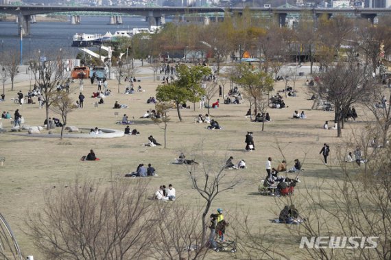 신종 코로나바이러스 감염증(코로나19) 확산 방지를 위해 정부 주도로 보다 강력한 사회적 거리두기 정책이 시행되고 있는 12일 오후 서울 영등포구 여의도 한강공원에 많은 시민들이 돗자리를 펴고 앉아 있다. /사진=뉴시스