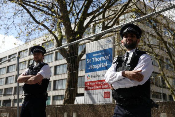 지난 4월6일(현지시간) 보리스 존슨 영국 총리가 코로나19 양성 반응을 보여 입원한 런던 세인트 토마스 병원 밖에 경찰관들이 서있다.로이터뉴스1