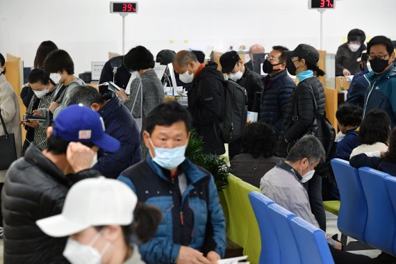 3월 기준 구직급여 수혜금액이 전달보다 1000억 이상 늘어 9000억원에 육박하며 사상최대치를 이룬 가운데 코로나19로 이한 고용쇼크가 현실화 되고 있다. 13일 서울 삼일대로 서울고용노동청본청이 실업급여를 받기 위해 방문한 시민들로 가득차있다. 사진=서동일 기자