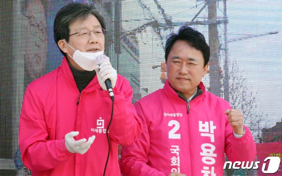 유승민 미래통합당 의원이 13일 서울 영등포구 대교A상가 앞에서 박용찬 영등포구을 후보 지원 거리유세를 하고 있다. 뉴스1