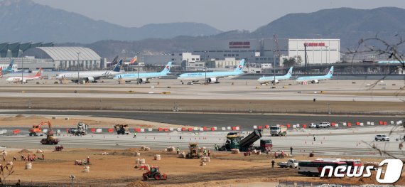 (인천공항=뉴스1) 황기선 기자 = 13일 인천국제공항 계류장에 비행기가 계류돼 있다. 신종 코로나바이러스 감염증(코로나 19) 여파로 공항 기능을 축소하는 1단계 비상운영 중인 인천국제공항공사는 2단계 비상운영 체제 가동을 고심하고 있다. 2단계 비상운영에 돌입하면 활주로 일부를 폐쇄하고, 주로 저비용항공사가 이용하는 탑승동 운영도 중단한다. 2020.4.13/뉴스1 /사진=뉴스1화상