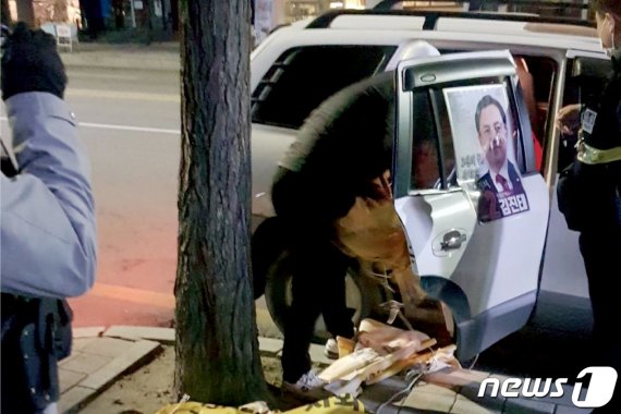 지난 12일 오후 10시40분쯤 강원 춘천시 팔호광장 인근에서 세월호 추모현수막을 김진태 후보 선거운동원이 절도한 현장에서 경찰이 사실을 확인하고 있다.(세월호 참사 춘천시민행동 제공) 2020.4.13/뉴스1 © News1
