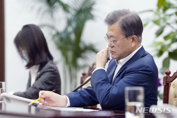 [서울=뉴시스]문재인 대통령이 13일 오후 청와대 여민관에서 샤프카트 미르지요예프 우즈베키스탄 대통령과 전화 통화하고 있다.(사진=청와대 제공) 2020.04.13.photo@newsis.com