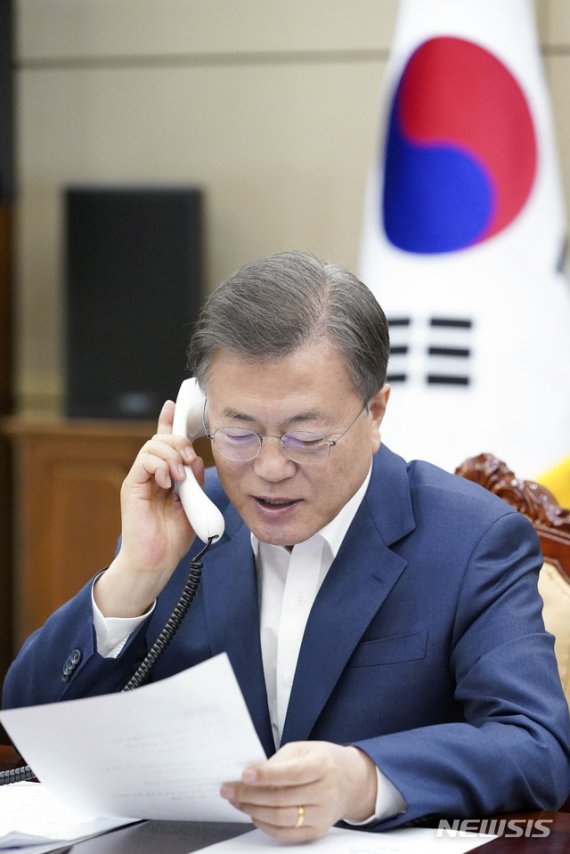[서울=뉴시스]문재인 대통령이 13일 오후 청와대 여민관에서 로테이 체링 부탄 총리와 전화 통화하고 있다.(사진=청와대 제공) 2020.04.13.photo@newsis.com