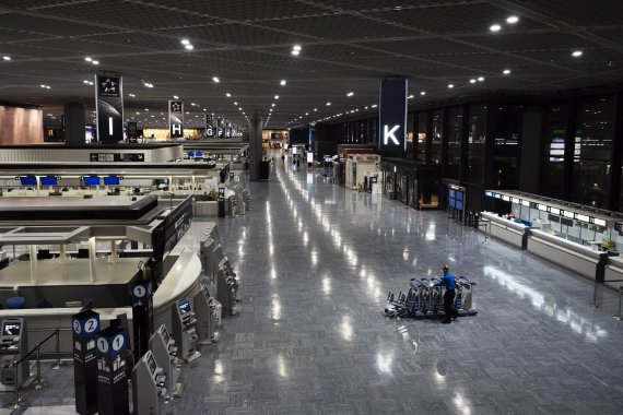 코로나19 사태로 여행객 수요 급감과 일본 정부의 입국 금지 조치로 일본 제1의 공항인 나리타국제공항이 텅 비어있다. AP뉴시스