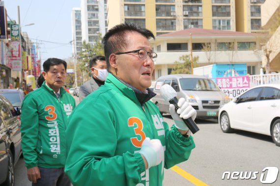 박지원 민생당 목포 후보가 9일 목포 비파아파트 앞에서 유권자를 향해 지지를 호소하고 있다. (박지원 캠프 제공)2020.04.12