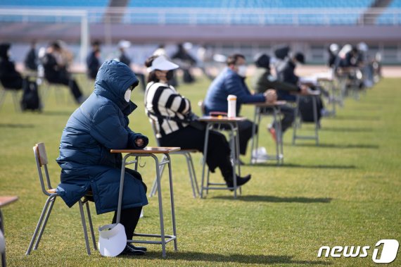 야외 필기시험 중인 올 상반기 공개채용 응시생들. 뉴스1 제공