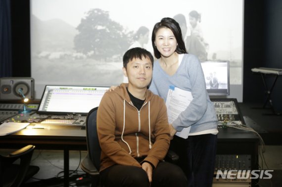 [서울=뉴시스]영화 '사랑방 손님과 어머니' 배리어프리 버전의 연출을 맡은 장건재 감독과 화면해설 내레이션으로 참여한 배우 이승연(사진=배리어프리영화위원회 제공)2020.04.14 photo@newsis.com