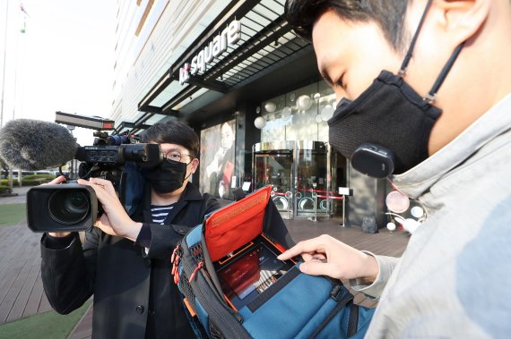서울 광화문 일대에서 KT 직원들이 5G 생중계 장비를 최종 점검하고 있다. KT 제공