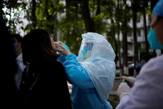 통행 금지령이 해제된 중국 후베이성 우한에서 13일 시민들이 코로나19 감염 검사를 받고 있다.로이터뉴스1