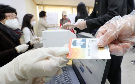 첫 투표권 행사를 축하드립니다