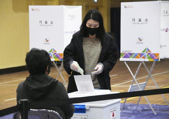 제21대 국회의원 선거일인 15일 서울 용산구 원효로제2동제3투표소에서 유권자들이 투표를 하고 있다. 사진=박범준 기자