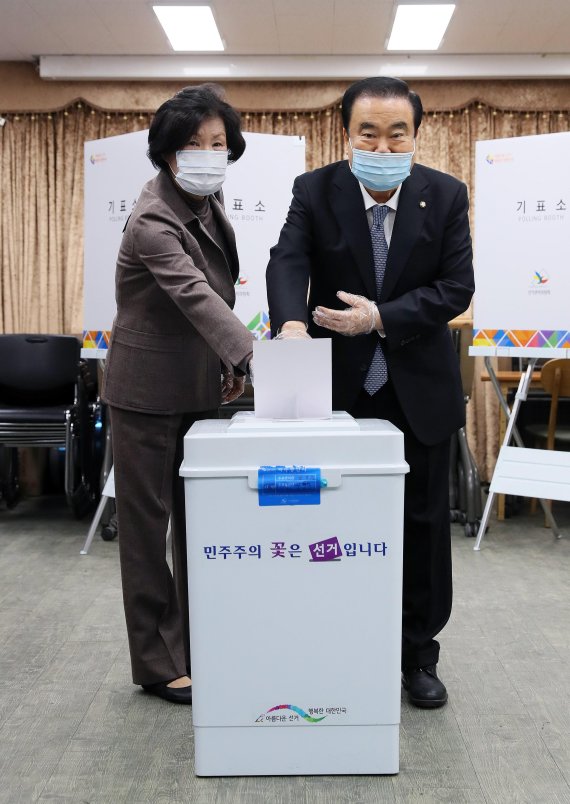 문희상 국회의장과 부인 김양수 여사가 15일 오전 경기도 의정부시 의정부1동 제2투표소에서 제21대 국회의원선거 투표를 하고 있다. 사진=국회 제공