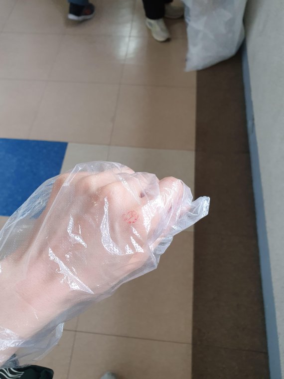 투표일장에서도 '알아서' 1m 거리두기.. "간격 띄워주세요"