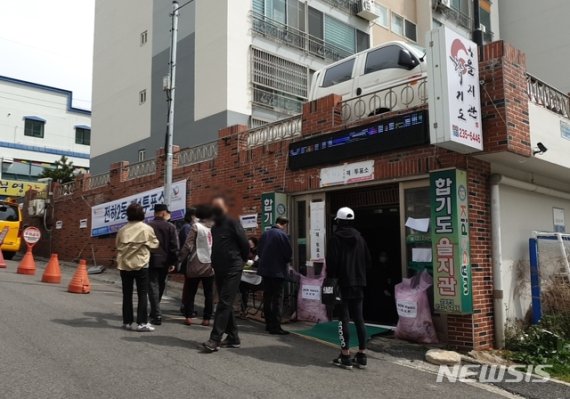 [울산=뉴시스] 박수지 기자 = 15일 오전 울산시 동구 전하2동 합기도을지관에 마련된 투표소에서 주민들이 투표를 하기 위해 줄을 서고 있다. 2020.04.15. parksj@newsis.com