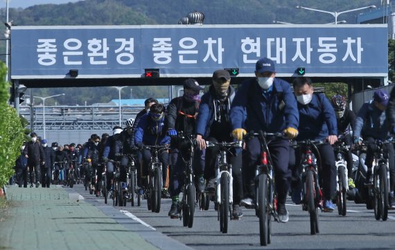 지난 2월 현대자동차 울산5공장 투싼 생산라인이 코로나19 사태로 부품에 차질을 빚은 바 있다. 같은 달 임시 휴업에 돌입하자 현대차 울산공장 1조 근무자들이 마스크를 쓴 채 퇴근하고 있다.