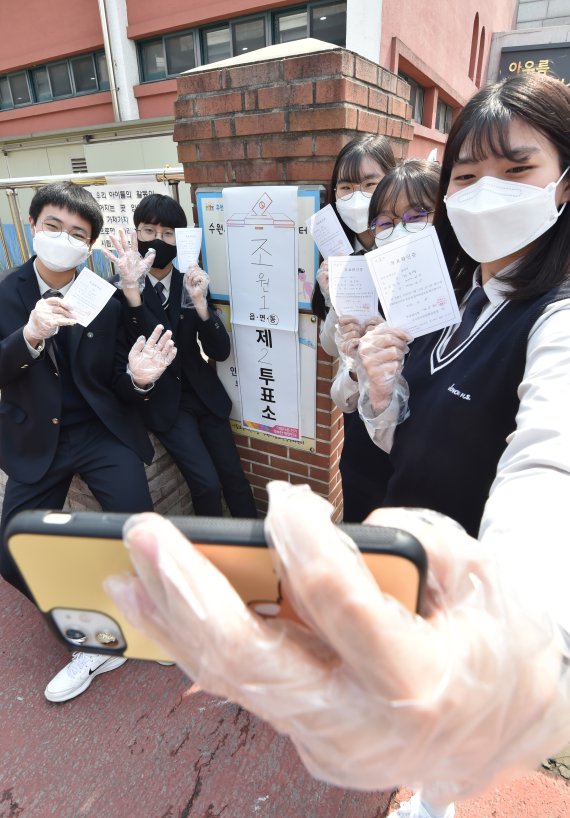 첫 투표 18세부터 116세 할머니까지 '민주주의 축제' 즐겼다 [4·15 국민의 선택 뜨거웠던 투표 열기]