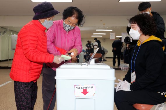 첫 투표 18세부터 116세 할머니까지 '민주주의 축제' 즐겼다 [4·15 국민의 선택 뜨거웠던 투표 열기]