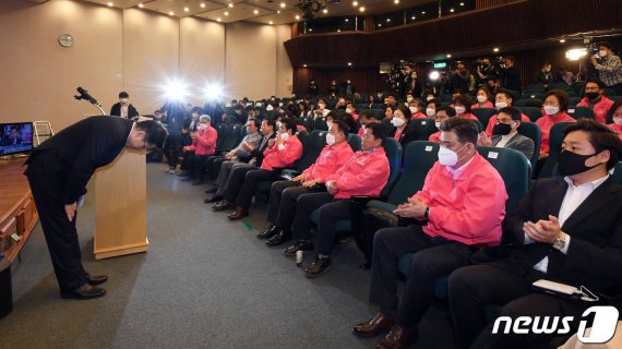 황교안 미래통합당 대표가 15일 서울 여의도 국회 도서관에 마련된 21대 국회의원선거 개표상황실에서 총선 결과 관련 입장을 발표하고 있다. 이날 황 대표는 '총선 결과 책임, 모든 당직 내려놓는다'고 밝혔다.