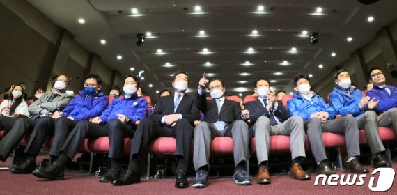 이해찬·이낙연 더불어민주당 공동상임선대위원장 등이 15일 오후 서울 여의도 국회 의원회관에 마련된 21대 국회의원선거 개표상황실에서 출구조사 방송을 지켜보고 있다.