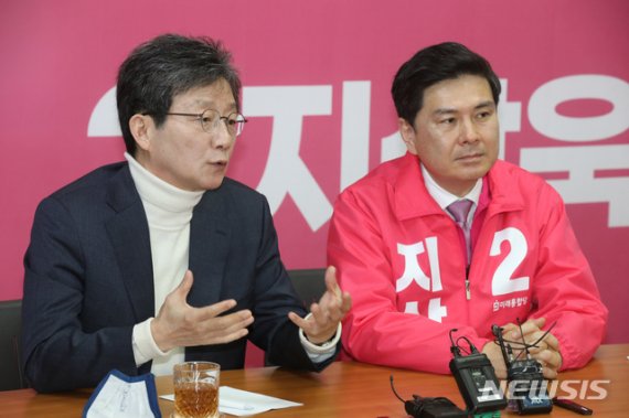 유승민 미래통합당 의원이 3월 29일 서울 중구 다산로에 마련된 통합당 중구성동구을 지상욱 국회의원 후보 선거사무소를 방문해 지지발언하고 있다.