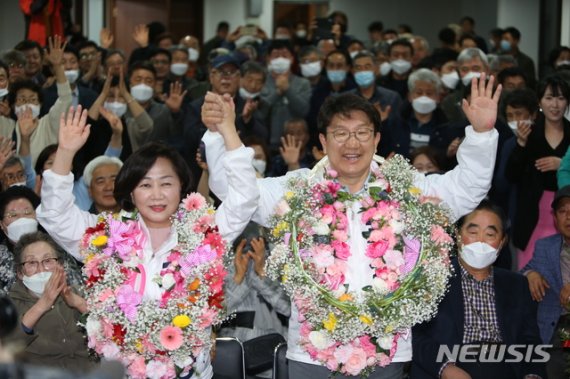 권성동 무소속 제21대 국회의원선거 강릉 후보가 16일 오전 강원 강릉시 선거사무소에서 4선 당선이 확실해지자 부인 김진희씨와 꽃목걸이를 목에 걸고 기뻐하고 있다. /사진=뉴시스