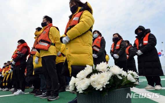 [진도=뉴시스]변재훈 기자 = 지난 12일 세월호 참사 희생자 가족들이 전남 진도군 관매도 인근 사고 해역을 찾아 헌화를 준비하고 있다. 2020.04.12.wisdom21@newsis.com