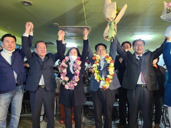허종식 인천 동구 미추홀구갑 후보(왼쪽에서 네번째)가 제21대 국회의원 선거에 당선이 확정되자 환호하고 있다.