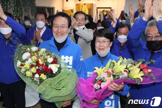 변재일 더불어민주당 충북 청주청원 국회의원 후보와 부인 전길자여사가 15일 오후 충북 청주시 청원구 선거 사무소에서 당선이 확실시되자 꽃다발을 들고 기뻐하고 있다. 2020.4.15/뉴스1 © News1 김용빈 기자