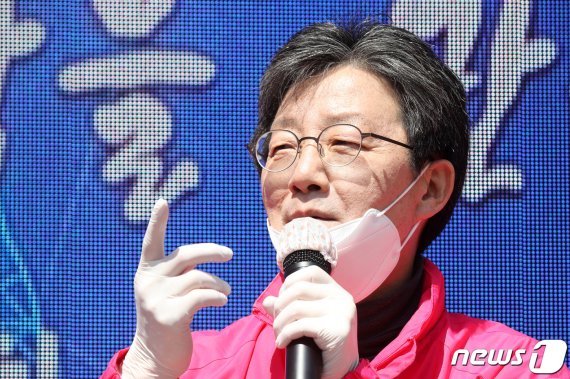 유승민 미래통합당 의원이 14일 경기도 안산시 하모니마트 사거리에서 박순자 단원구을 후보 지원 거리 유세를 하고 있다. 뉴스1