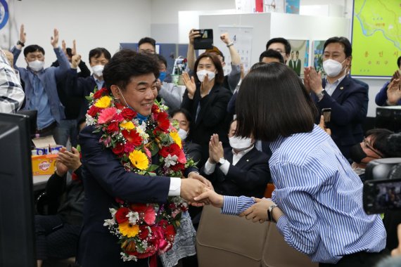 21대 총선에서 재선에 성공한 김병욱 더불어민주당 의원이 16일 최종 개표결과를 확인한 뒤 지지자와 악수를 나누고 있다. 사진=김병욱 캠프