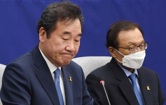 '정치1번지' 서울 종로에서 황교안 미래통합당 대표를 상대로 승리를 거머쥔 이낙연 더불어민주당 공동상임선대위원장(왼쪽)이 16일 오전 국회에서 열린 대한민국 미래준비선거대책위원회의에 참석하고 있다. 오른쪽은 이해찬 대표. 사진=박범준 기자