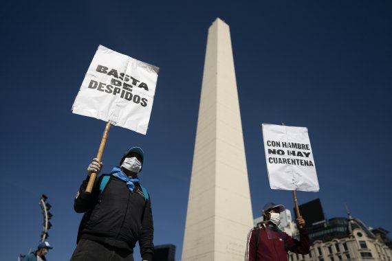 아르헨티나 부에노스 아이레스에서 16일(현지시간) 시민들이 '해고를 멈춰라', '굶고 있는데 격리가 왠말이냐'고 적힌 팻말을 들고 시위를 벌이고 있다.AP뉴시스