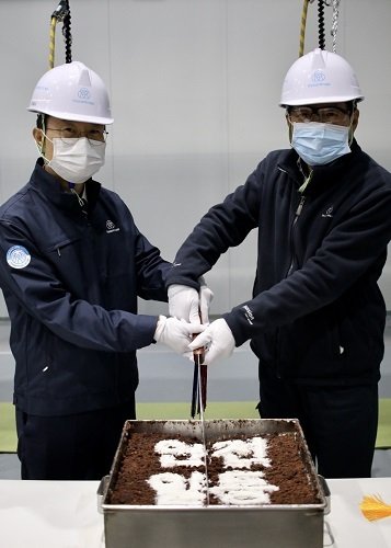 서득현 티센크루프엘리베이터코리아 대표이사(왼쪽)와 안상우 부사장.(티센크루프엘리베이터 제공)© 뉴스1